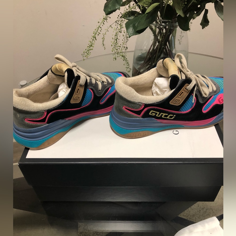 Authentic Gucci sneakers size 38 . Includes New unworn laces and dust bags